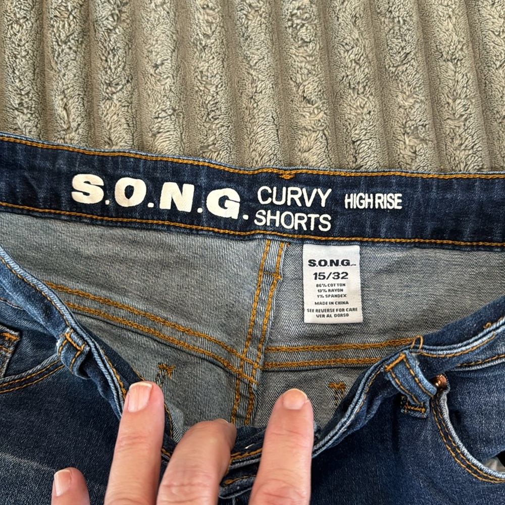 Song curvy high rise jean shorts - Picture 2 of 3